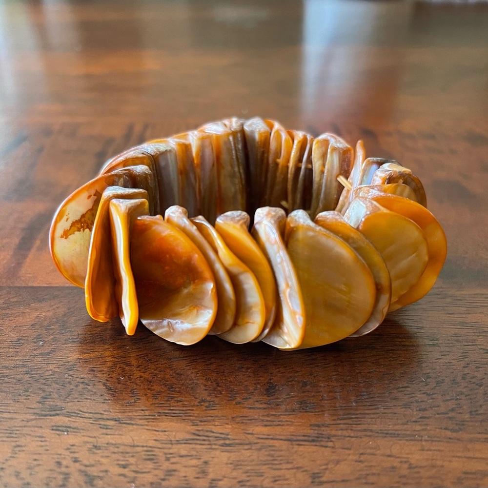 Orange shell bracelet stretchy chunky nice weight perfect condition